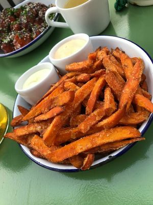 Süßkartoffelpommes mit Mayo at Veganda in Warsaw