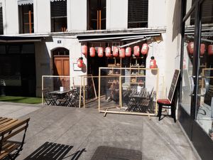 Outdoor seating at Ukiyo Noodlebar in Geneva