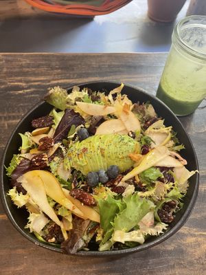 Summer salad and green juice at Hammock Juice Station in Barcelona