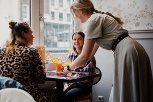 Een sfeer impressie van de gezelligheid bij breakfast & lunchroom Coffeelicious in Dordrecht. Hier serveren we heerlijke verse sappen en vegan lunch gerechten. at Coffeelicious Bakery in Dordrecht