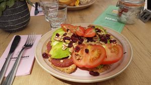 Vegan avocato toast with beetroot hummus at Coffeelicious Bakery in Dordrecht
