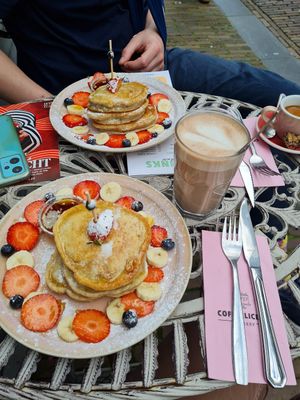 Vegan banana pancakes, cinnamon choco latte, and espresso at Coffeelicious Bakery in Dordrecht