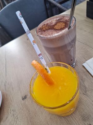 Jus and latte, don't forget to ask oat milk even if you said you are vegan at Coffeelicious Bakery in Dordrecht