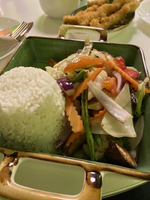 Reis mit Gemüse und diversen Saucen.  at Vegan Village in Hannover