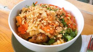 spring roll salad at Vegan Village in Hannover