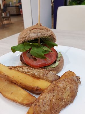 Cleopatra hamburger at Agavegan in Vila Velha