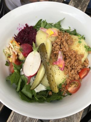 Kluski z ‘miesem’ (nadziewane tofu I soczewica). Bardzo smaczne. Polecam! at House of Seitan in Gdansk