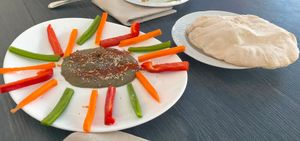 Hummus con crudités y pan de pita at Govindas in Tenerife
