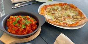 Garbanzos chan massala y pizza vegetal vegana at Govindas in Tenerife