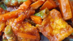 Tofu Thai Sabji! Tofu, with green beans, carrots, sesame seeds and tamarind sauce. at Govindas in Tenerife