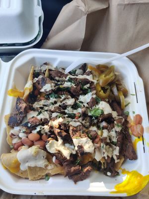 "carne asada" nachos 🤤🤤 at Veggie y Que in Whittier