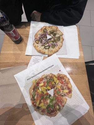 My husband got the garlic oil and I got the tomato sauce, both were 🤤  at ATL - Uncle Maddio's - TT in College Park