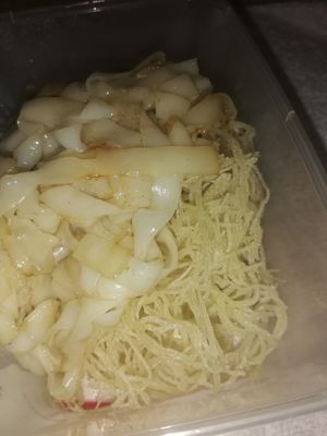 Noodles a cui vanno aggiunte le verdurw at Happy Sambodi Vege Restaurant in Kuala Lumpur