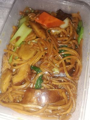 Noodles con ginger e finta carne at Happy Sambodi Vege Restaurant in Kuala Lumpur