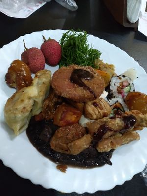 Bastante diversidase se opções, do sushi a feijoada (e nesse dia, peguei os dois) at Yan Shan Zay in Belo Horizonte