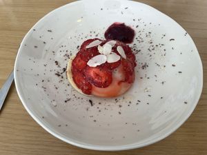 Tartelette au citron / fraise   at Bistro Doudou in Bar-le-duc