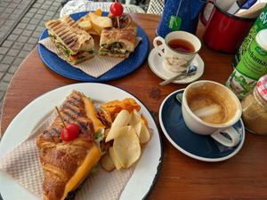 Oben Focaccia unten herzhafter Croissant at Mama Carmen's in Mallorca