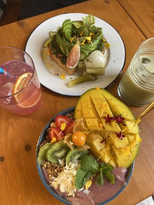 Tost z awokado i pesto i tropikalne Smoothie bowl   at Mama Carmen's in Mallorca