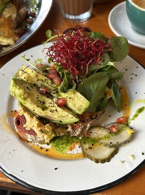Sourdough bread with avocado und hummus  at Mama Carmen's in Mallorca