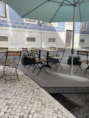 Outdoor seating at Melbourne Elouera in Lisbon