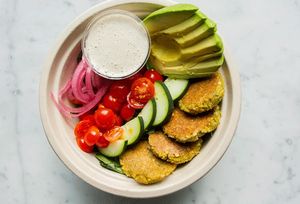 Fauda Bowl

Quinoa+greens, roasted falafel, cherry tomatoes, cucumber, pickled onion and avocado with tahini-ginger dressing.
 at Mora Mora - Artz Pedregal in Mexico City