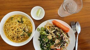 Khao Soi & Rice with 3 toppings  #Veganuary at Chew Xin Jai in Pai