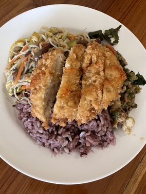 Buffet food + chicken burger  #Veganuary at Chew Xin Jai in Pai