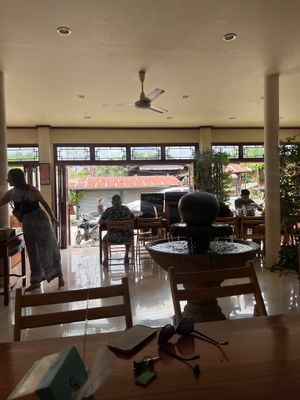 Lots of light   at Chew Xin Jai in Pai