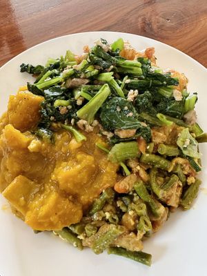 Buffet, rice w/ 4 toppings (55 THB)  at Chew Xin Jai in Pai