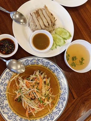 Vegan chicken on rice (40 THB), Papaya salad (40 THB)  at Chew Xin Jai in Pai