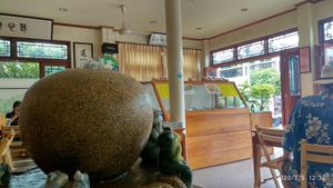 Interior with water feature at Chew Xin Jai in Pai