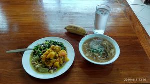 Green curry, pumpkin curry, unidentified leafy greens and special mushroom soup at Chew Xin Jai in Pai