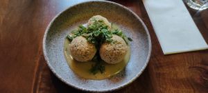 Arancini con funghi

Fried rice balls with mushrooms, green beans and lemonsauce

 at The Meets Restaurant in Amsterdam