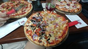 Vegan pizza in the middle at Caldo Gourmet Pizza Bar in Beer Sheva