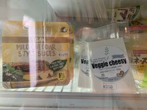 Quesos veganos. Tiene una despensa con gran cantidad de excelentes productos  at Jinenya - Karuizawa Bypass in Nagano