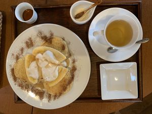 Panqueques con banana y té de lemongrass  at Jinenya - Karuizawa Bypass in Nagano