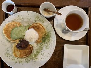 Panqueques con helado de matcha, aduki y crema de coco at Jinenya - Karuizawa Bypass in Nagano