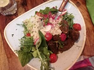 Bowl con falafel, quinoa, verdure, salsa di avocado e salsa di barbabietola. at Organic Kitchen in Casablanca
