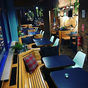 Früh morgens, wenn es draußen noch dunkel ist ?️ at Peacock Green Deli in Cologne