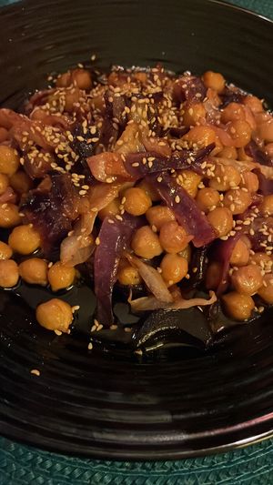 Wok de garbanzos con ajo negro, col morada y salsa de kimchi  at Restaurante Amaltea in Cordoba