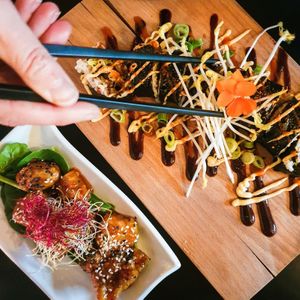 Sushi & crispy korean chicken at Plantastic's Streetfood Kitchen in Rotterdam