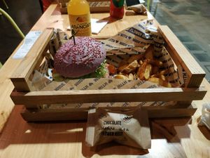 Butterfly burger con patate e "flower kiss" at Flower Burger in Bari