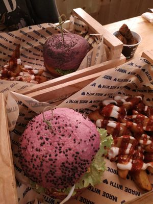 Cheesy cecio (arriba) y Cherry bomb (abajo) con patatas buenas/bravas y flower bombs at Flower Burger in Bari