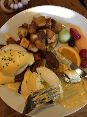 Vegan eggs benny! vegan poached eggs on English muffins with bacon, hash browns and hollandaise. at Nateure's Plate in Peterborough