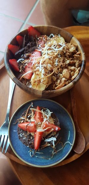 Smoothie bowl + cheesecake at Nourish in Hoi An