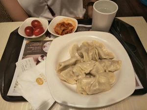 Dumplings, tomatoes & kimchi at Táiwān RénDào SùCài in Shanghai