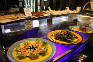 Choice of buffet food at Táiwān RénDào SùCài in Shanghai