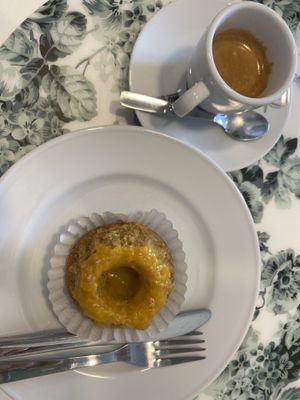 Um Café E Um Bagaço ☕️ 🧁   at Donna Veggie in Guimaraes