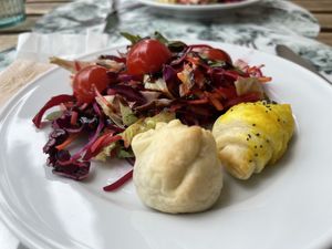 Ensalada con canapés de chorizo y salchica veganos  at Donna Veggie in Guimaraes