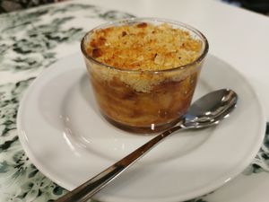 Apple crumble at Donna Veggie in Guimaraes
